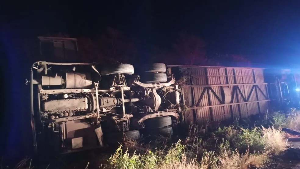Acidente com &ocirc;nibus de time de basquete deixa mortos e feridos no Cear&aacute;