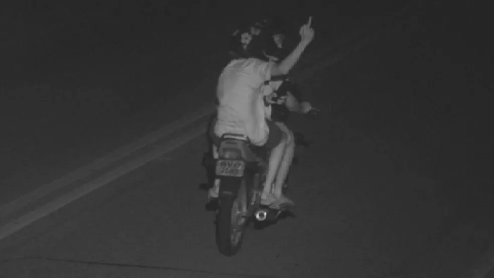 Adolescente conhecido por dar dedo do meio a fotossensores é pego em moto com dezenas de multas